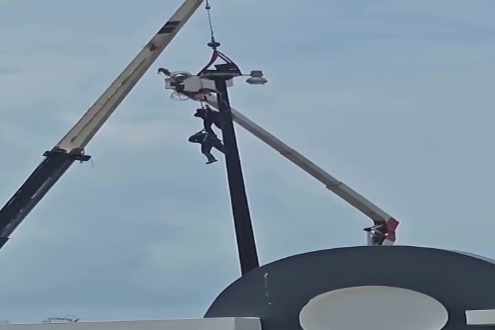 Video: Bregaban con un poste en autopista de Santa Isabel y por poco no viven para contarlo