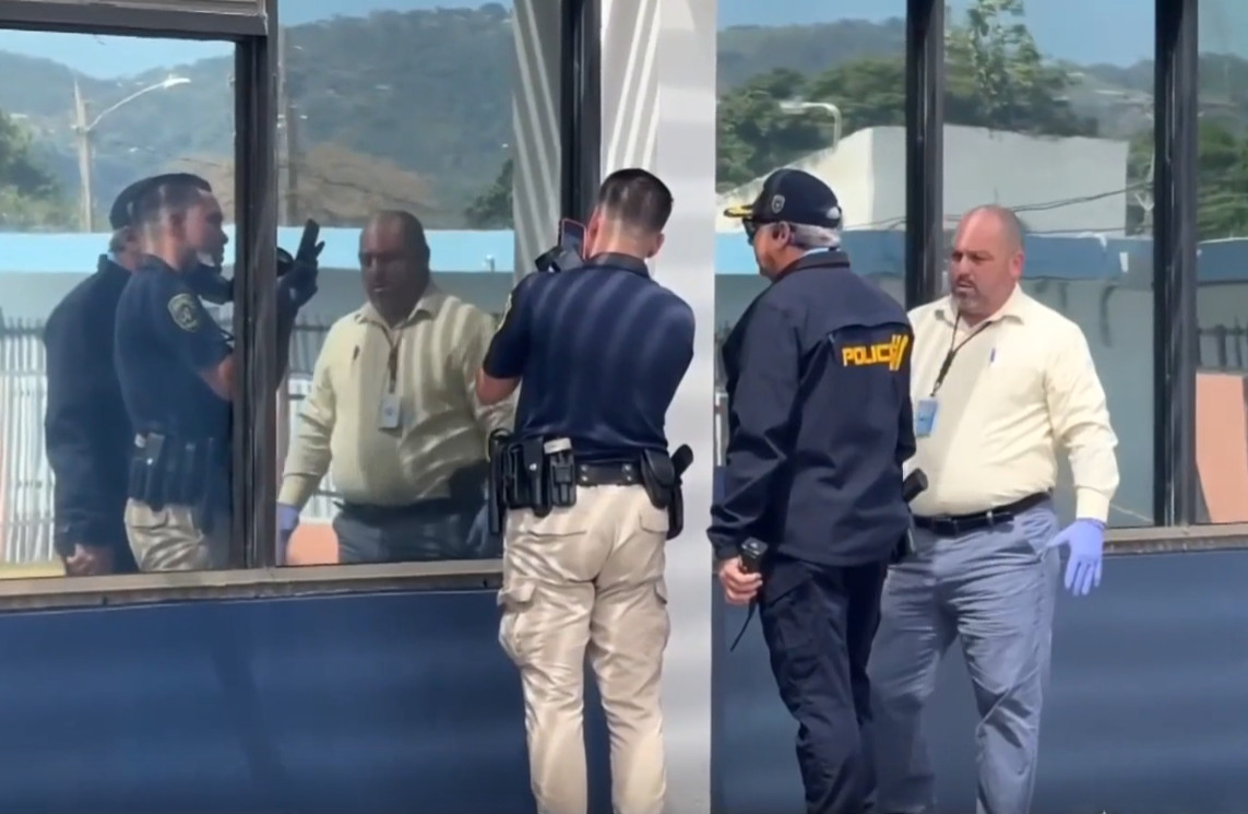 Video: Hombre pide ayuda a cajera de banco tras alegado secuestro