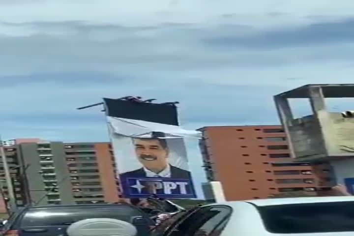Video: Ciudadanos en Venezuela están derribando los carteles de Nicolás Maduro