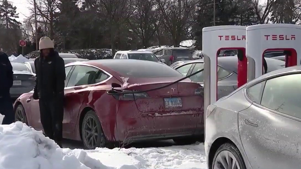 Video: En Chicago reportan problemas de carga en los Tesla debido a las bajas temperaturas