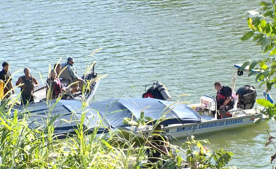 Video: Familiares identifican a conductor que murió al caer con su carro en río de Naranjito