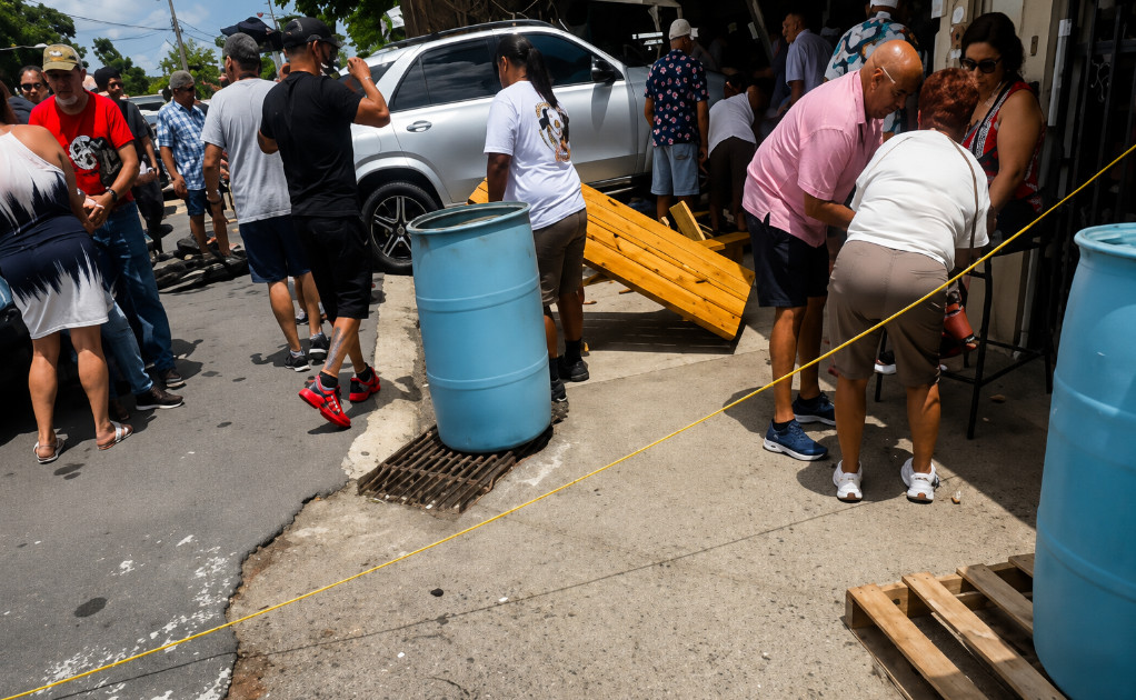 Video: Publican video del momento en que vehículo choca contra negocio en Humacao
