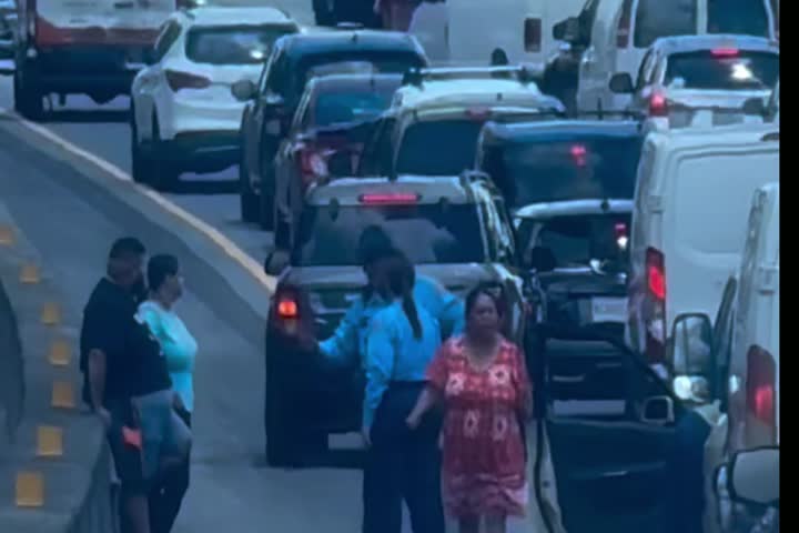 Video: Tapón en la 30 de Juncos a Caguas por intervención policiaca