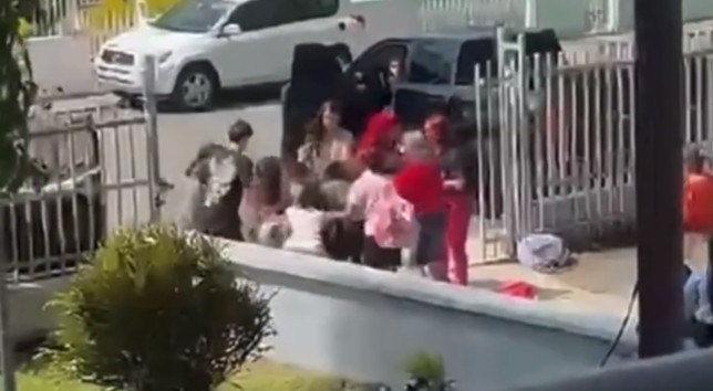 Video: Captan en video cómo Madre le cae encima a una estudiante en escuela de Guaynabo