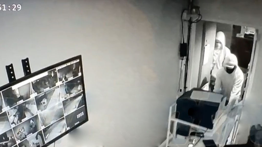 Video: "Cacos" se tumban dinero y mercancía tras escalar restaurante en Yabucoa