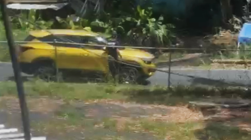 Video: Captan en PR cómo conductora intenta obligar a su Jevo a montarse en el auto a la fuerza