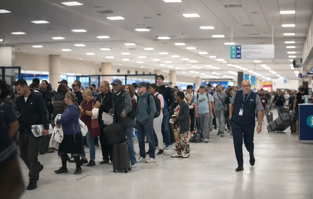 Video:Cancelaciones y largas filas complican operaciones en el aeropuerto Luis Muñoz Marín