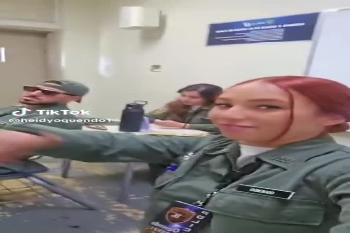 Video viral de cadetes de la policía de Puerto Rico atendiendo a la clase