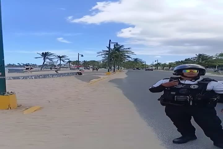 Video: Andaba corriendo motora por la acera en Condado y cuando el guardia lo detiene se pone "Guapo" y piensa que grabando el guardia le cogerá miedo