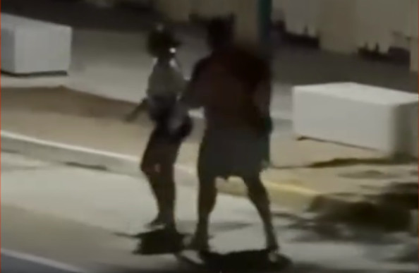 Video: Agreden e intentan lanzar al mar a mujer frente a restaurante en Aguadilla