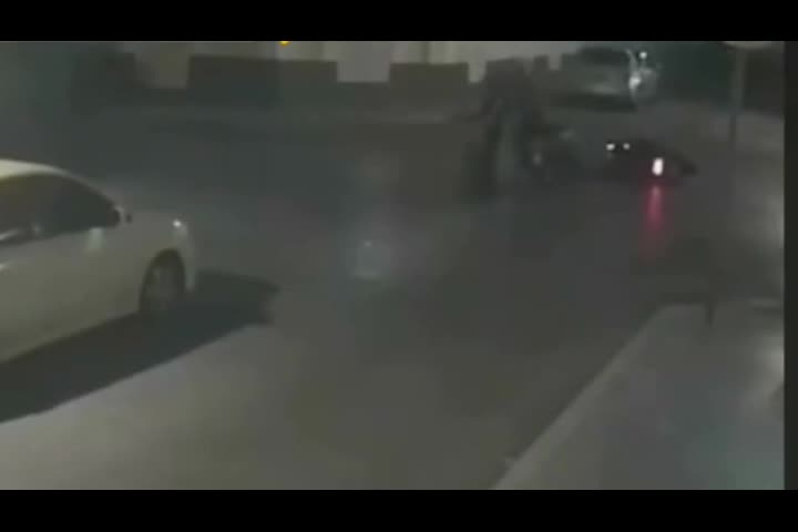 Video: En video momento que conductor en Ponce impacta a mujer que iba en motora y se da a la fuga