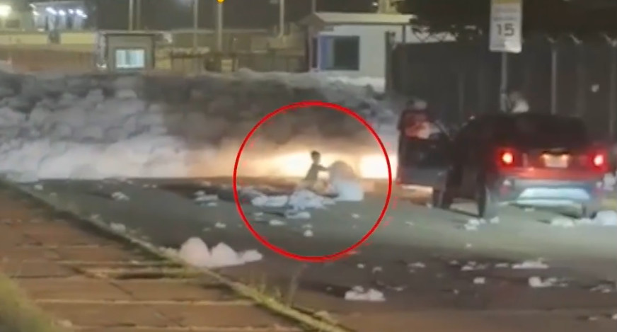 Video:Menor es llevado al hospital tras tocar la espuma química derramada en la Base Ramey en Aguadilla