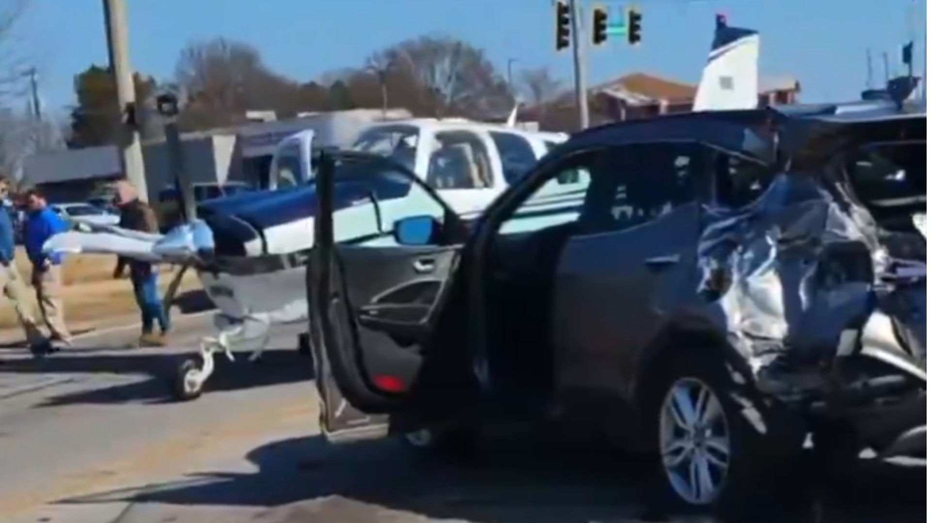 Video: Avioneta se estrella contra autos durante aterrizaje de emergencia en carretera de Gainesville, Georgia