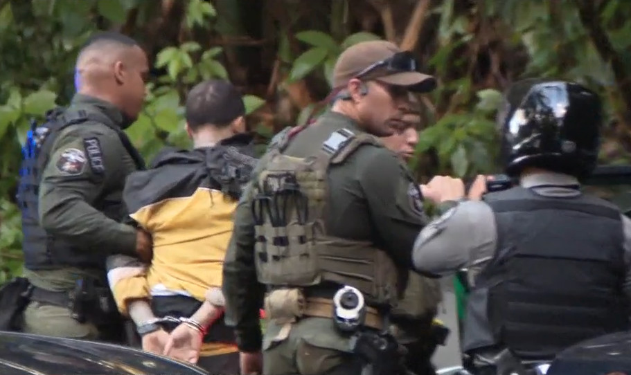 Video: Persecución termina con dos arrestados sospechoso en relación con robo domiciliario en Carolina, siguen buscando a un tercer sospechoso