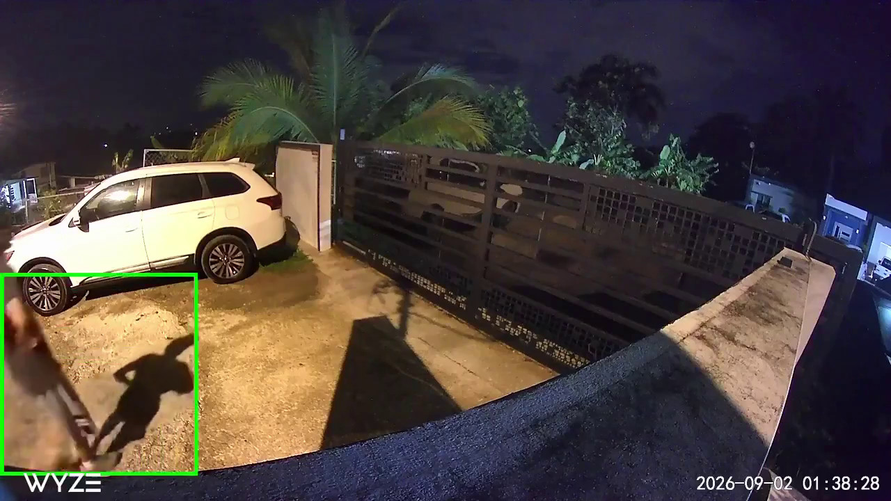 Video: Cámaras captan a individuo vandalizando una guagua a patadas en el barrio Cuchillas de Moca