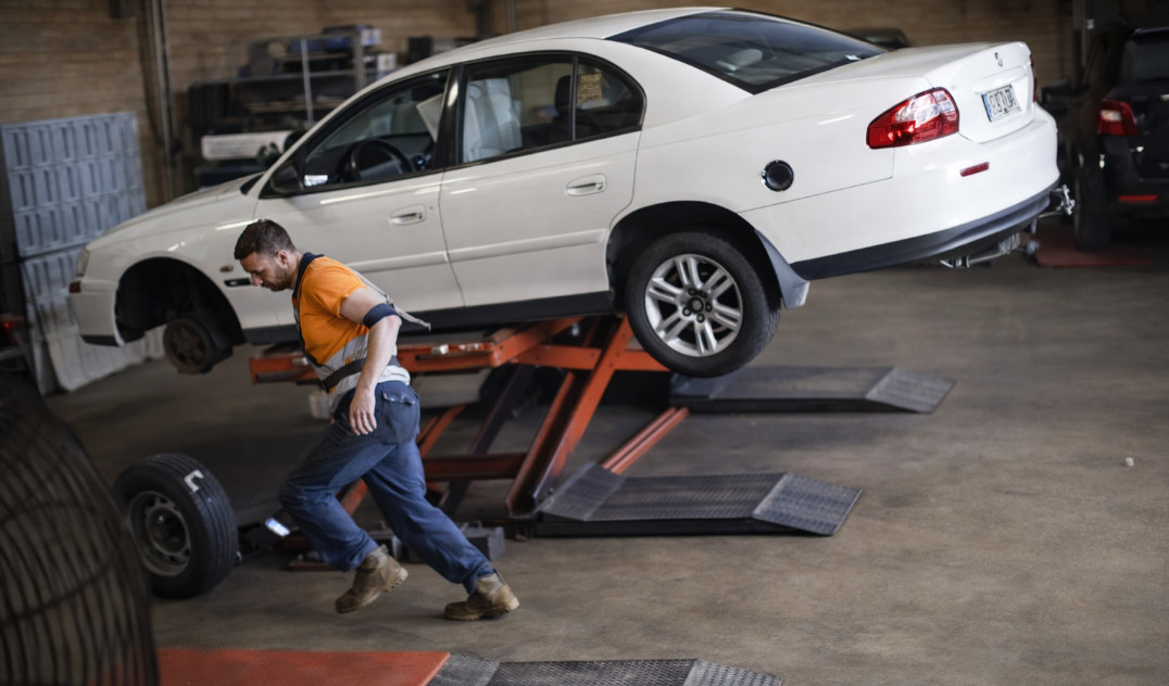 Video: Empleado de una gomera se llevó una sorpresa cuando fue a montar la goma, miren lo que encontró