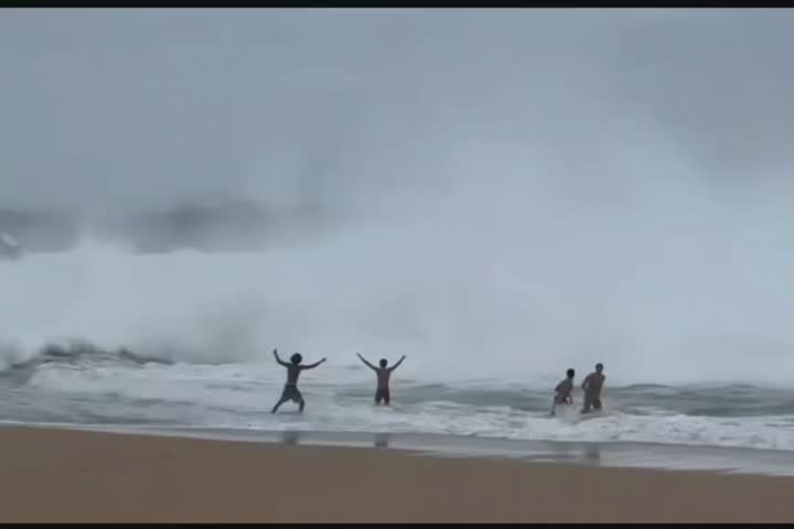 Video: Jóvenes desafían violentas olas en Vega Baja