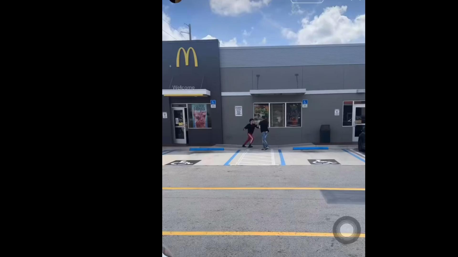 Video en Miami: Ellos se empaquetaron en un "Fast Food" y la doñita se guilla de "Manager" de Boxeo