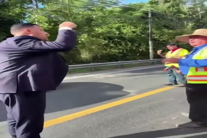 Video: Alcalde de Villalba de pico a pico por tapón en carretera por una construcción