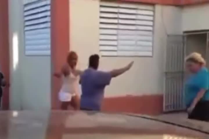 Video: Viral Video de las "Doñitas" dándose con todo en el caserío