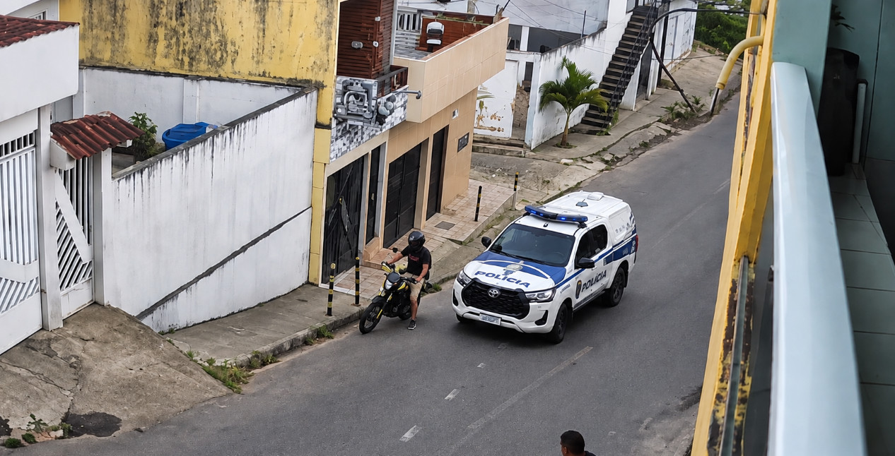 Video: Escapaba de la Policía en su motora y terminó volando