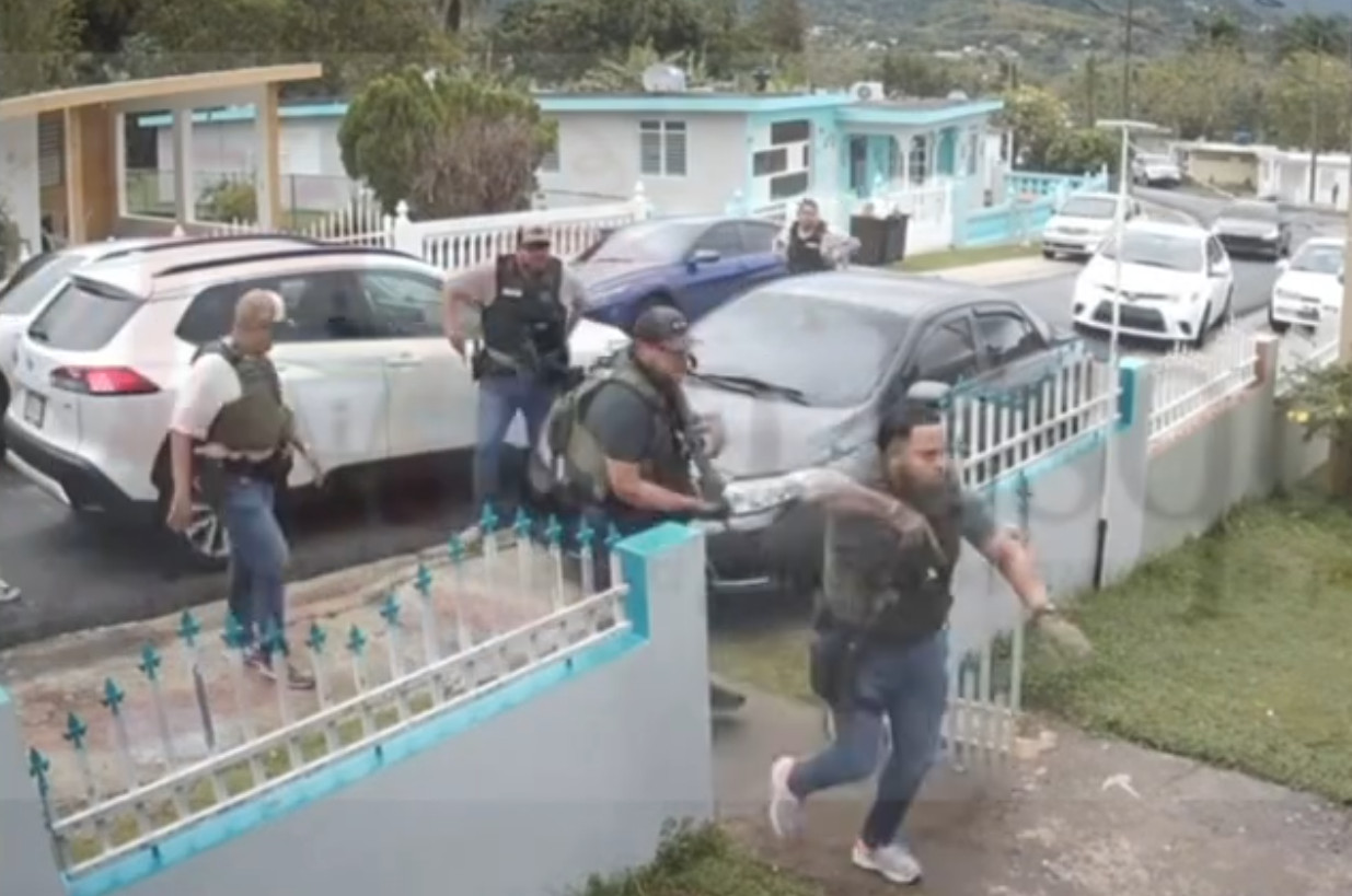 Video: Policía se da tremendo resbalón durante allanamiento en Naguabo