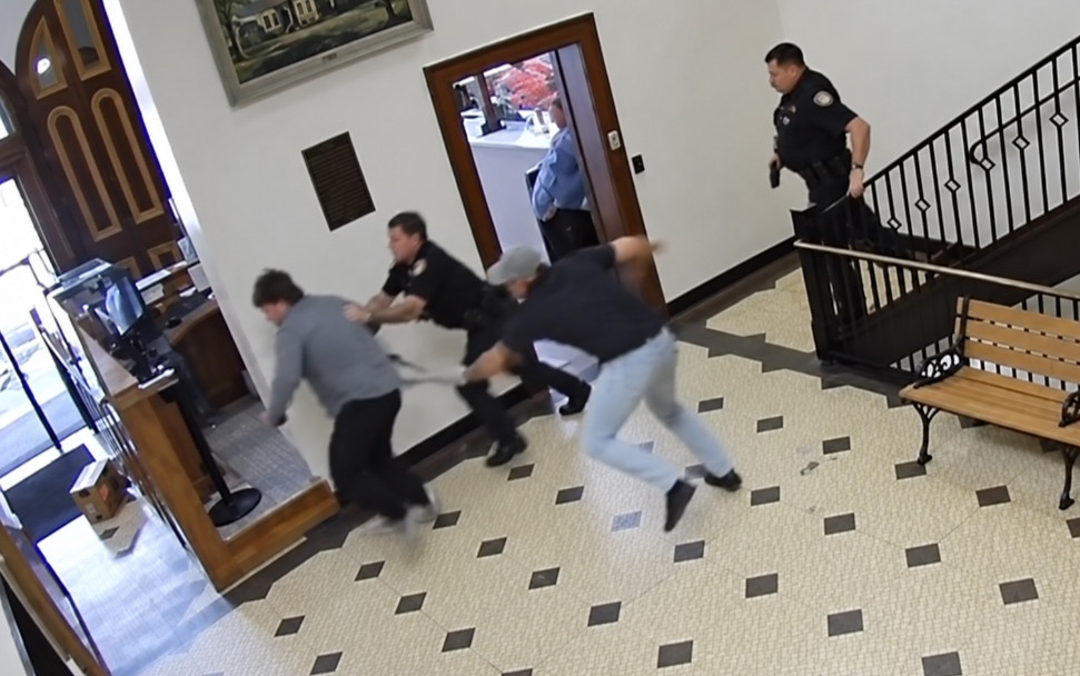 Video:"Hulk criminal" se quita las esposas y ataca brutalmente a dos alguaciles en plena corte de Ohio