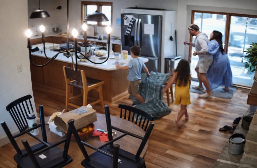 Video: Embarazada de 6 meses salva a su esposo de morir atragantado frente a sus hijos