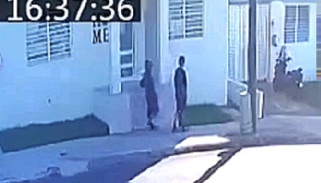 Video: Captan en video a "Cacos" robando una motorita a plena luz del día en Bayamón
