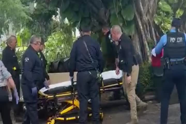 Video: Municipales de San Juan evitan que hombre se quite la vida en la UPR de Río Piedras