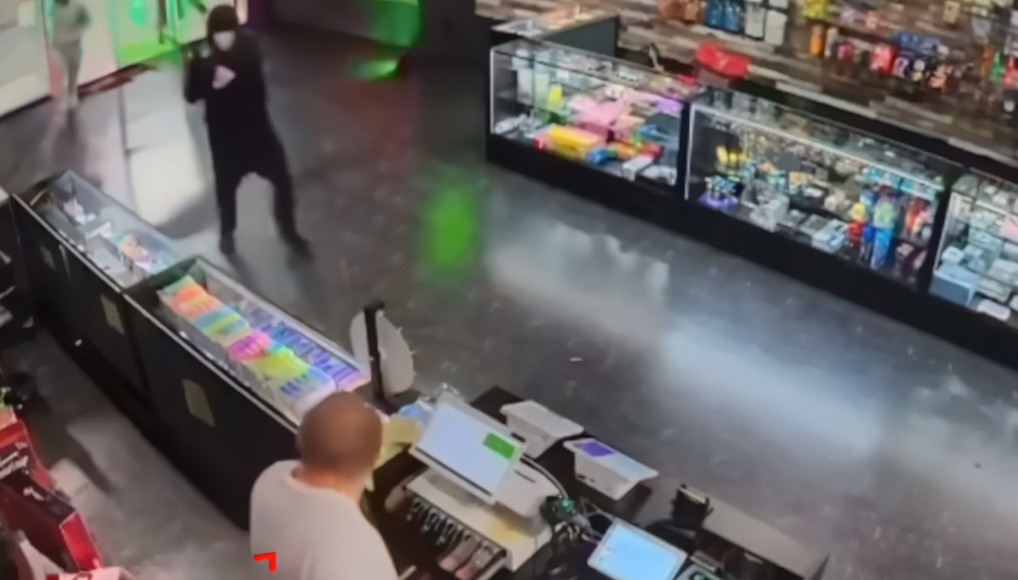 Video: Entraron a robar a un Smoke Shop, pero les salió el tiro por la culata. ¡Miren lo que pasó!