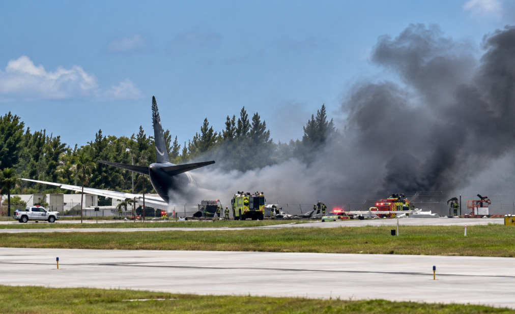 Video: Avión de carga de Amazon que salió de San Juan se sale de la pista y se incendia en Miami