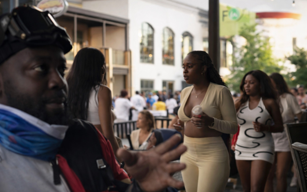 Video: Mujeres se fueron sin pagar, pero olvidaron las llaves en la mesa, miren como todos se las vacilaron