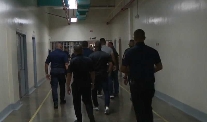 Video: Arrestan a empleado municipal de Cataño que habría intentado introducir arma a la cárcel