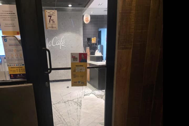 Video: Fotos: Llegó rompió la puerta del McDonalds y a robar pero los municipales de la unidad Turística de Condado lo arrestaron