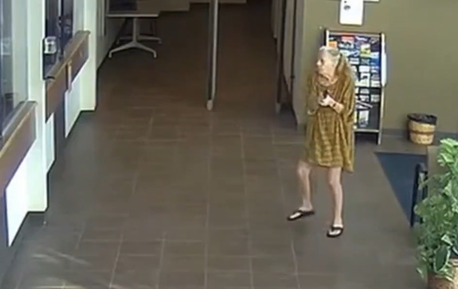 Video: Publican video de la doña de 71 años que entro armada a cuartel de policía