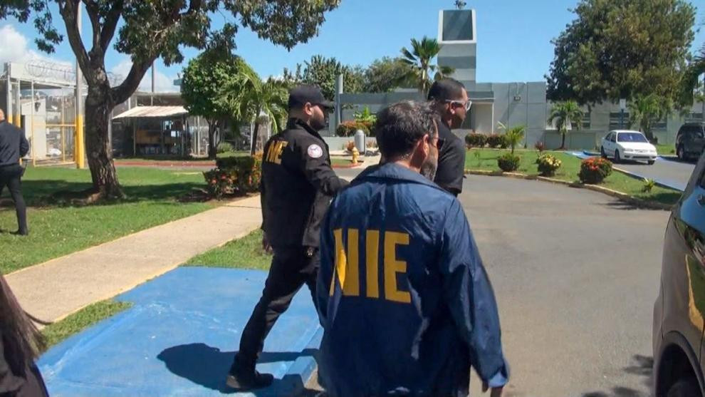 Video: Arrestan a un oficial correccional por introducción ilegal de celular y soborno