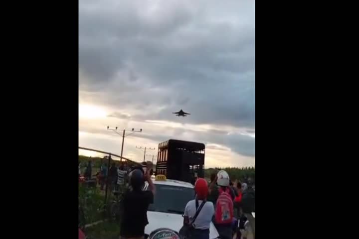 Video: Venezolanos publican videos de aviones estadounidenses sobre volando el país