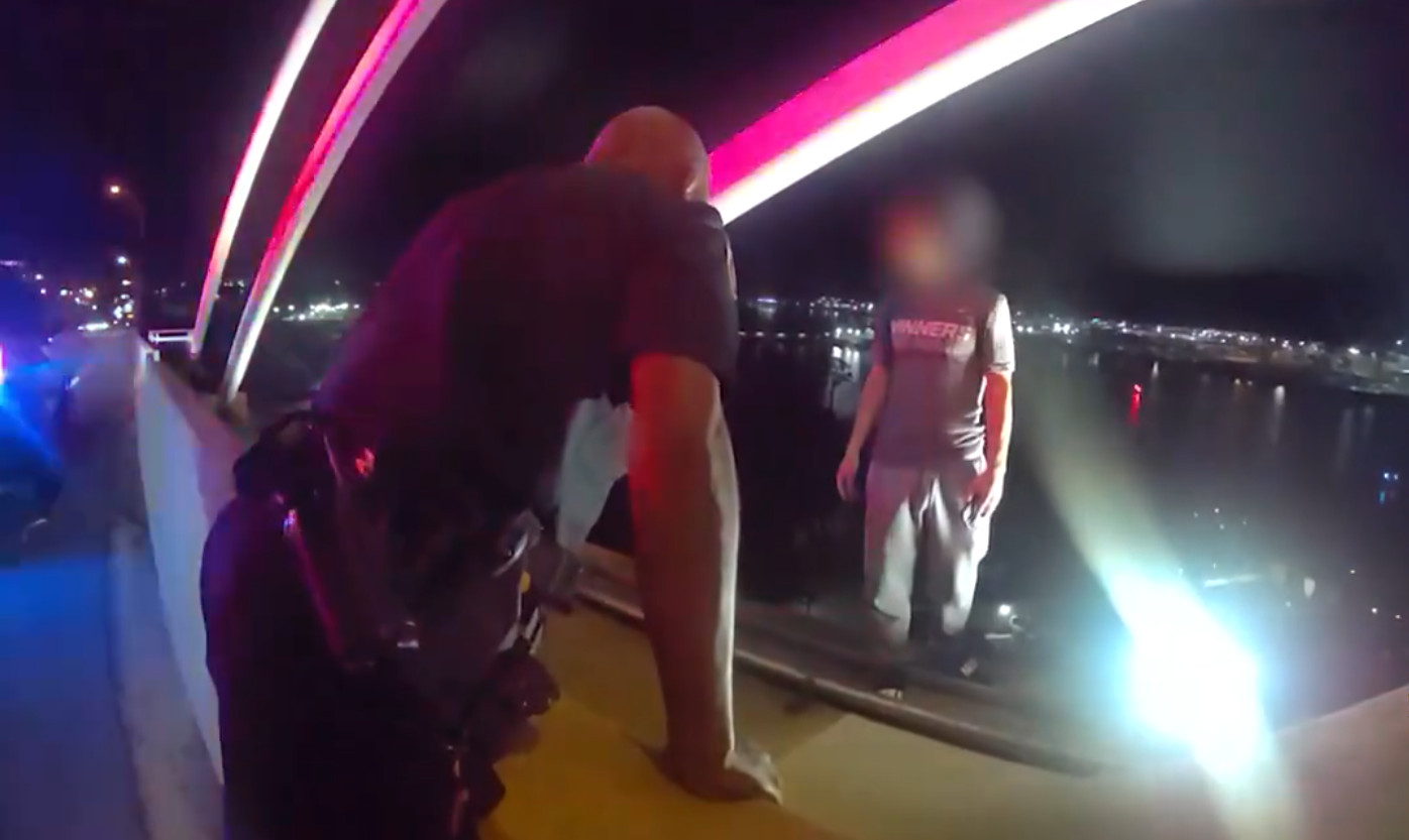 Video:"No lo hagas", Policía salva a joven que intentaba lanzarse de un puente