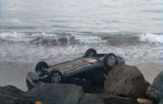 Video:Vehículo acaba volcado a orillas de la playa tras accidente en Dorado