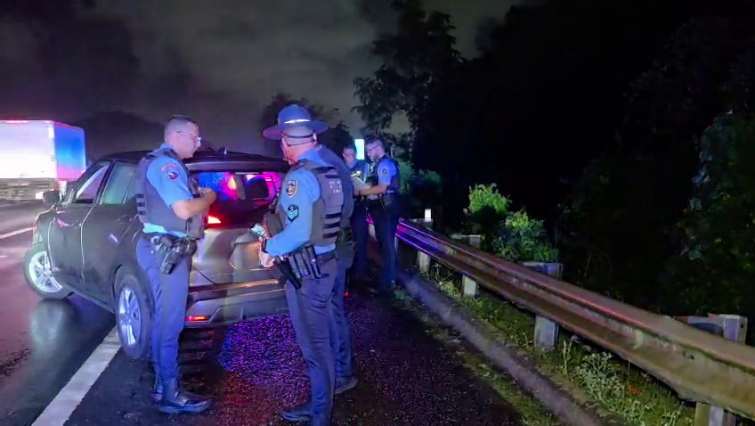 Video: Conducía por la autopista a San Juan y bregaba con una pistola al mismo tiempo, se dio un tiro