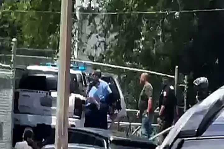 Video del momento en que policía en Ponce llevan a su compañero herido al hospital