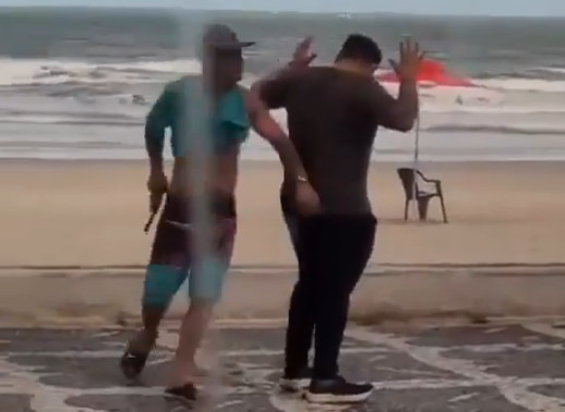 Video: Asaltaba a un hombre en la playa, pero miren quién lo estaba viendo