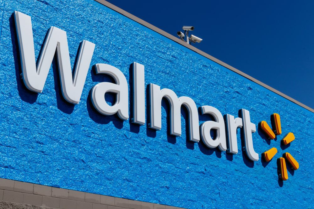 Video: Mujer se quita toda la ropa en una tienda Walmart y se forma