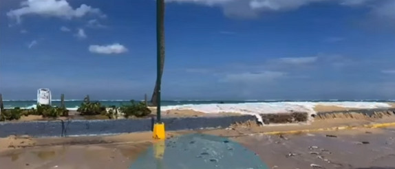 Video:Oleaje en Ocean Park alcanza la carretera: Autoridades piden precaución