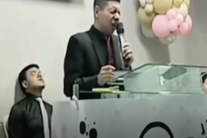 Video: Cantaba en la Iglesia, Se confunde y pone de las canciones más ?Under? de Bad Bunny