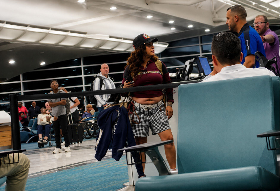 Video: Mujer pierde el control en aeropuerto tras ser bajada de vuelo de Southwest rumbo a Puerto Rico y termina arrestada