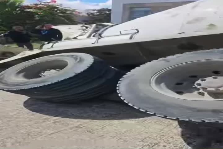 Video del camión que fue tragado por un socavón en Gurabo