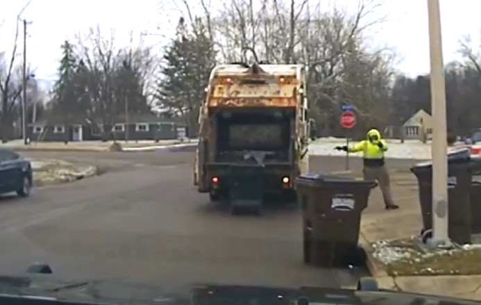 Video: La policía lo estaba buscando y se escondió en el sitio menos indicado, miren donde fue