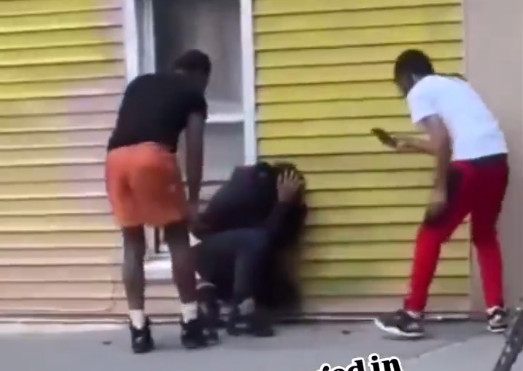 Video: Le tomaban video mientras lo golpeaban, pero no les duro mucho, miren lo que paso